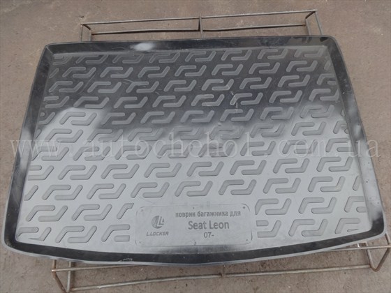 Черный качественный коврик в багажник Seat Leon