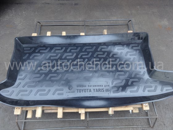 Черный качественный коврик в багажник Toyota Yaris 2006