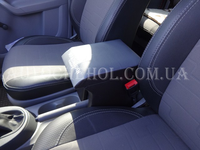 Серый передний подлокотник на Volkswagen Caddy.