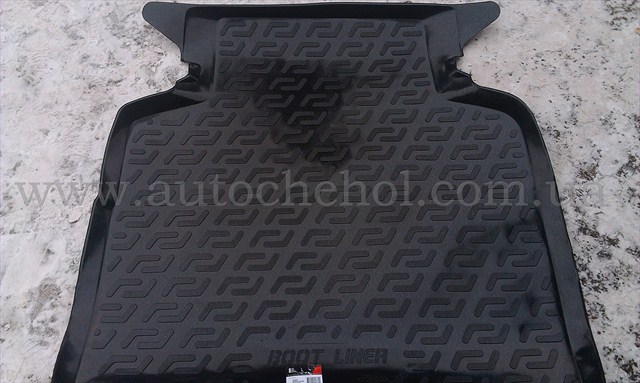 Качественный черный резиновый ковер в багажник Toyota Avensis