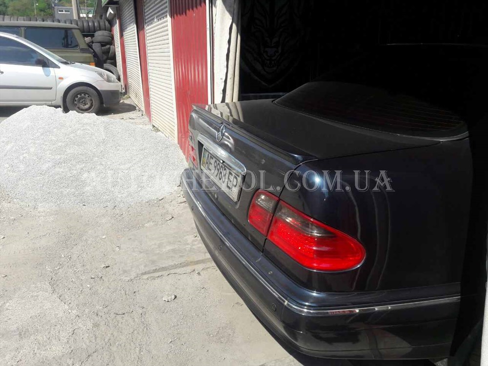 Задний лип спойлер на крышку багажника для  Mercedes W210, Польша