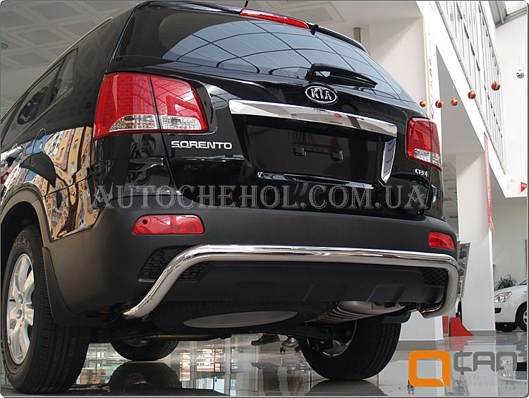 Защита заднего бампера на Kia Sorento 2009 изогнутая