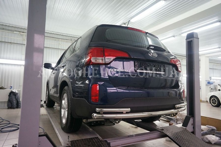 Защита заднего бампера на Kia Sorento 2013 ровная с углами